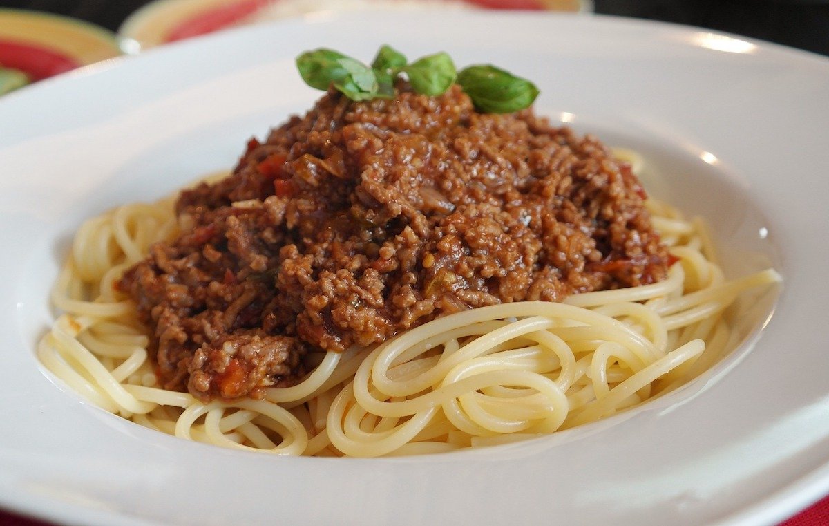 Спагетти болоньезе — хит для больших компаний.