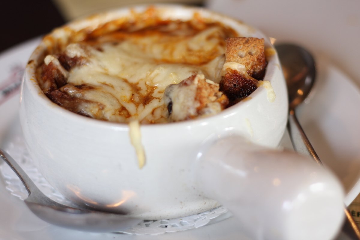 Французский луковый суп отлично подойдет для ужина в холодный зимний день.